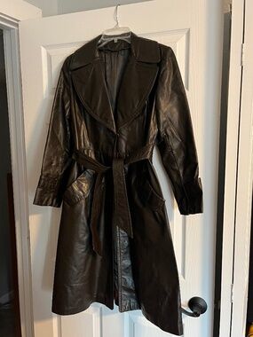 Vintage Leather Coat size 7 from the 70s with leather belt and stylish back.